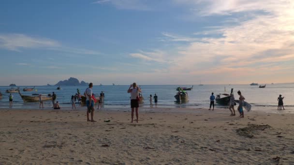 Silueta Personas Atardecer Provincia Nang Krabi Tailandia — Vídeos de Stock