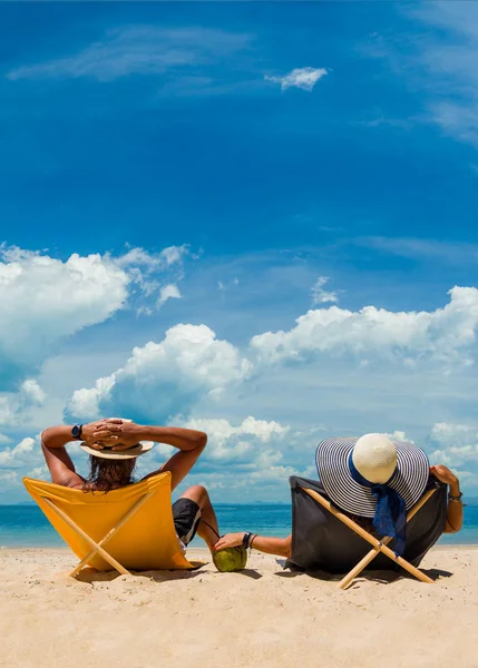 Casal na praia de areia branca — Fotografia de Stock