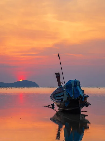 Traditionnel Bateau à longue queue au coucher du soleil — Photo