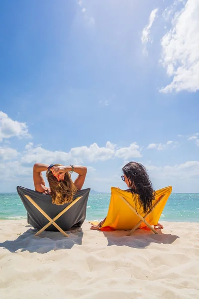 Dos mujeres disfrutando de sus vacaciones en la playa tropical — Foto de Stock