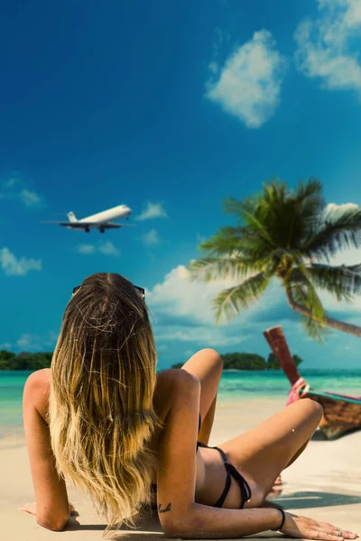 Roztomilá žena relaxace na letní pláži. — Stock fotografie