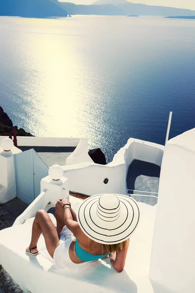Mujer de vacaciones de lujo mirando a la vista en la isla de Santorini —  Fotos de Stock