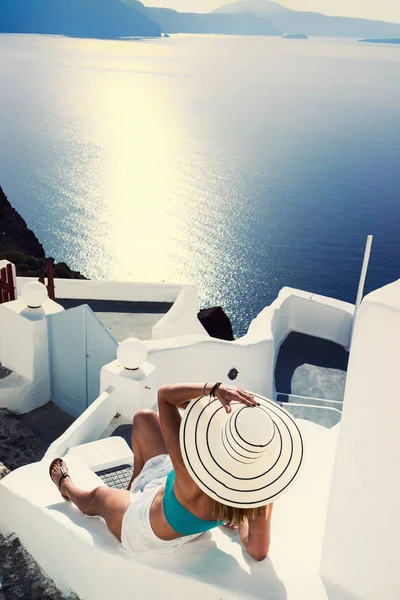 Luxe reizen vakantie vrouw kijkt aan uitzicht op Santorini eiland — Stockfoto