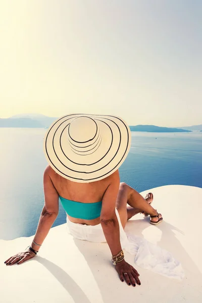 Lyxiga resa semester kvinna som tittar på view på ön Santorini — Stockfoto