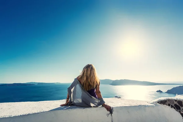 Lyxiga resa semester kvinna som tittar på view på ön Santorini — Stockfoto