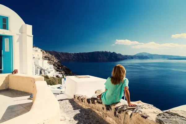 Vacanza di lusso donna guardando la vista sull'isola di Santorini — Foto Stock