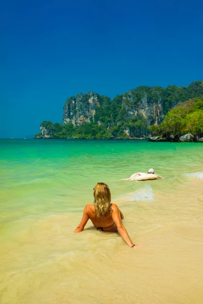 Mulher bonito relaxante na praia de verão . — Fotografia de Stock