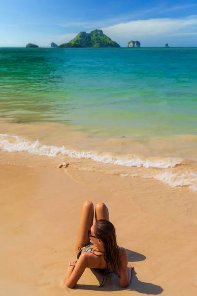 Χαριτωμένη γυναίκα χαλαρώνοντας στην παραλία του καλοκαιριού. — Φωτογραφία Αρχείου