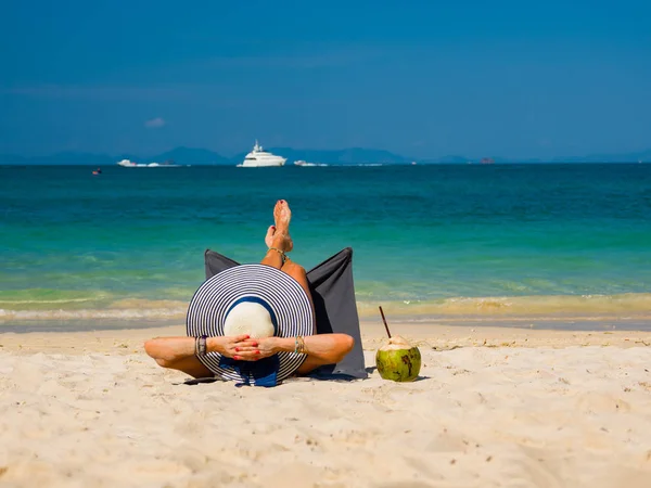 Kvinna njuter av sin semester på en transat på den tropiska stranden — Stockfoto