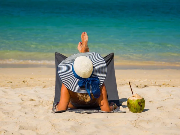 Donna godendo le sue vacanze su un transat sulla spiaggia tropicale — Foto Stock