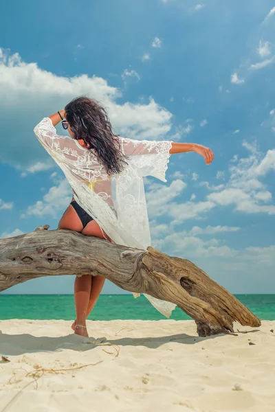Kobieta opalająca się na tropikalnej plaży — Zdjęcie stockowe