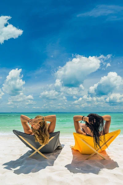 Due donne che si godono le loro vacanze sulla spiaggia tropicale — Foto Stock