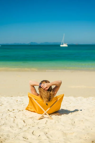 Nő élvezi a nyaralás a transat a trópusi strandon — Stock Fotó