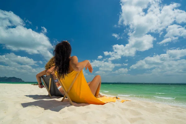 Δύο γυναίκες απολαμβάνουν τις διακοπές τους στην τροπική παραλία — Φωτογραφία Αρχείου