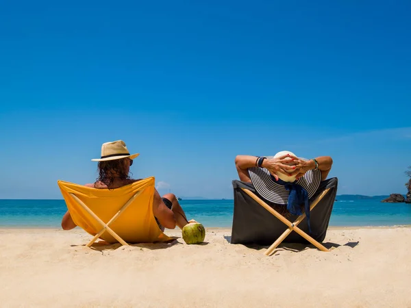 Pareja en la playa de arena blanca — Foto de Stock