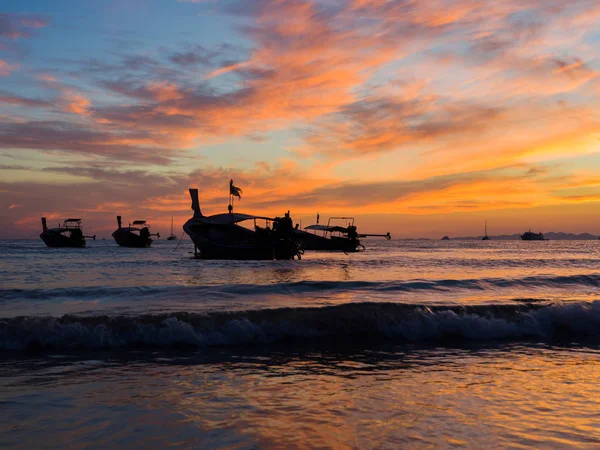 Barco de cauda longa ao pôr do sol na Tailândia — Fotografia de Stock