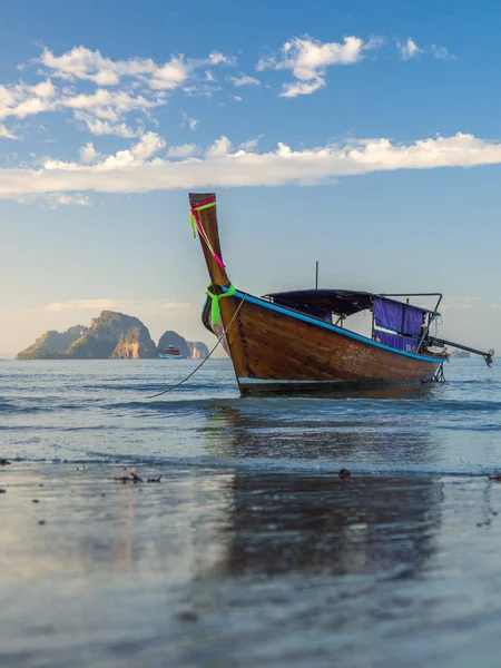 Traditionele lange staart boot bij zonsondergang — Stockfoto