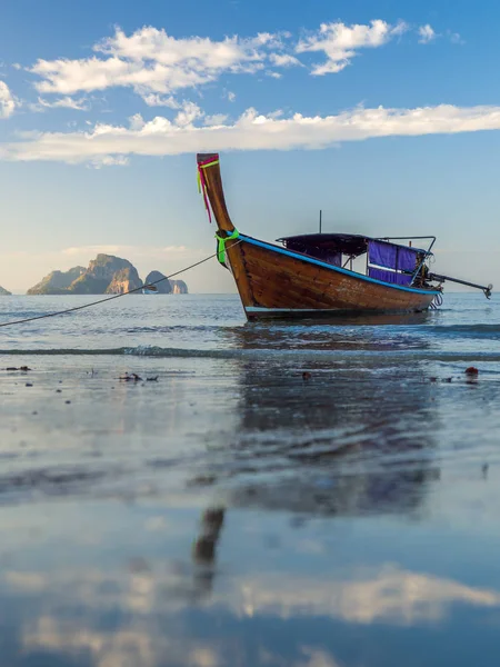 Традиційний довгий хвостовий човен на заході сонця — стокове фото