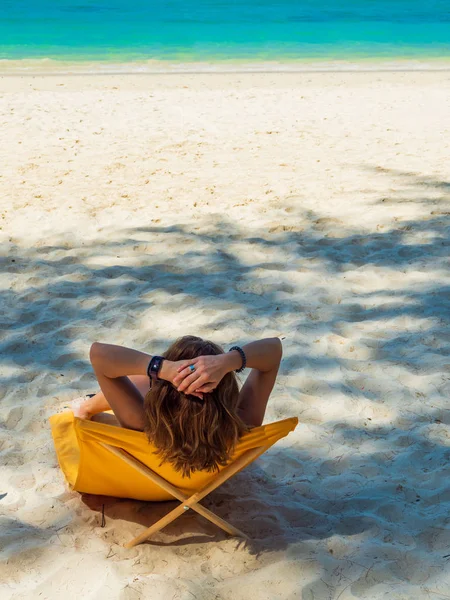 Femme profitant de ses vacances sur une transat à la plage tropicale — Photo