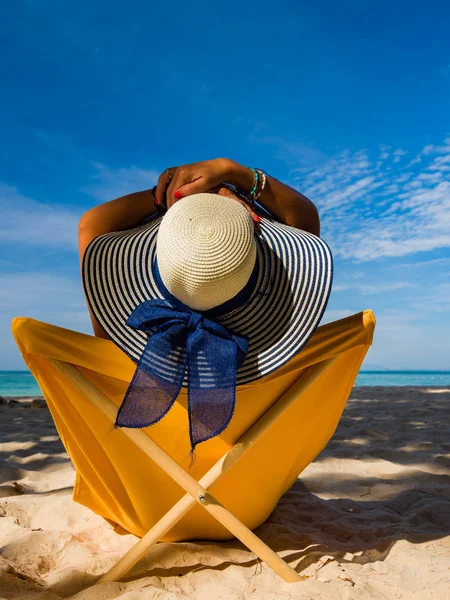 Женщина наслаждается отдыхом на трансате на тропическом пляже — стоковое фото