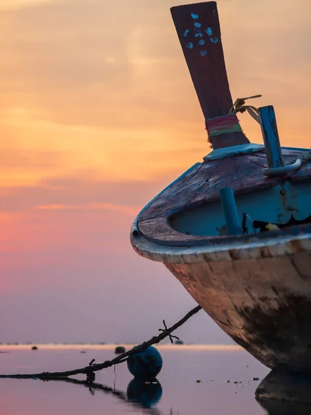 Traditionnel Bateau à longue queue au coucher du soleil — Photo