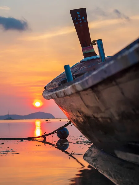 Traditionnal Barco de cauda longa ao pôr do sol — Fotografia de Stock