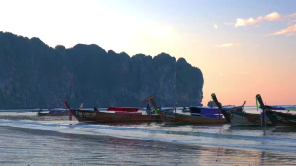 Traditionelles Langheck Boot Bei Sonnenuntergang Thailand — Stockvideo