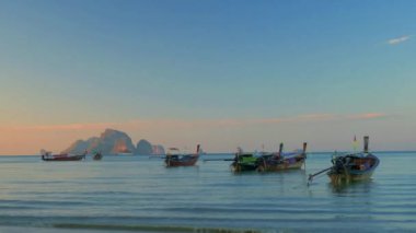 Gün batımında Traditionnal Long tail tekne Tayland