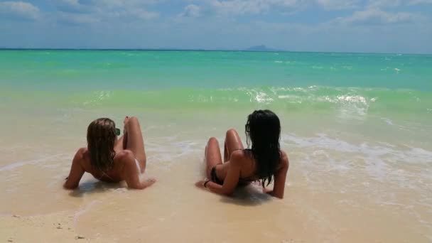 Две Женщины Наслаждаются Отдыхом Тропическом Пляже Таиланде — стоковое видео