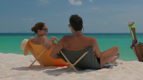 成熟的夫妇在热带海滩 — 图库视频影像