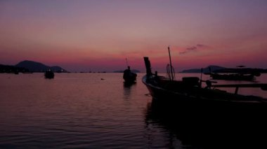 Gün batımında Traditionnal Long tail tekne Tayland