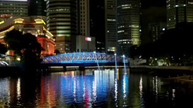 Singapore, Singapur - 3 Şubat 2019: Singapur şehir manzarası Singapur ikonik yerlerinden Ilight gösterisi sırasında görünüm