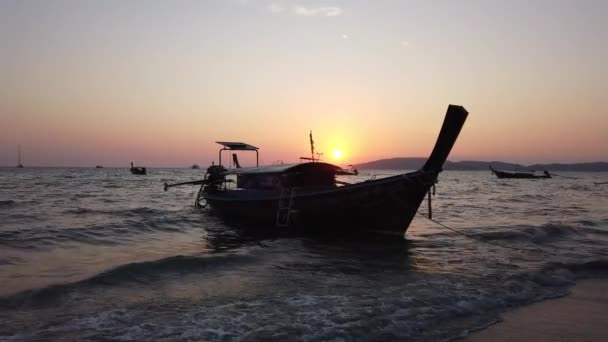 Traditionelles Langheck Boot Bei Sonnenuntergang Thailand — Stockvideo