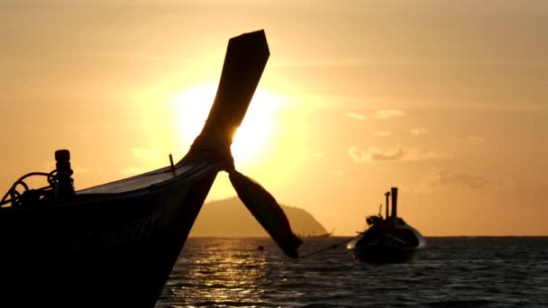 Gün Batımında Traditionnal Long Tail Tekne Tayland — Stok video