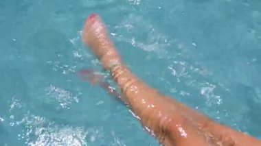 Bir kadının bacakları yüzme havuzunda, yakın çekim