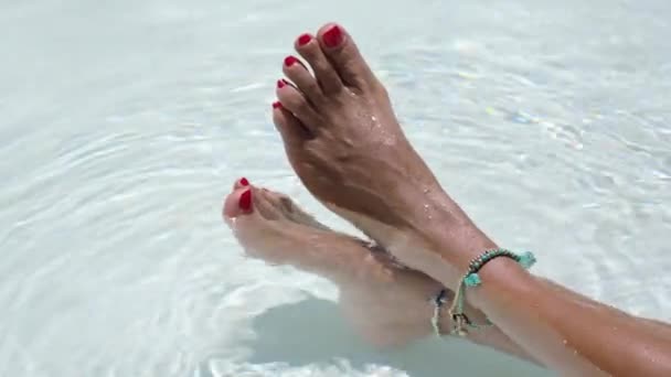 スイミング プールで女性の足をクローズ アップ — ストック動画