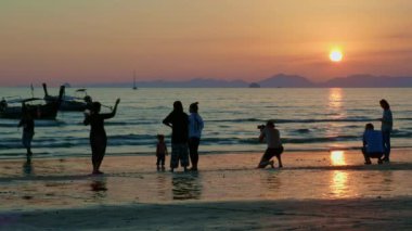 Ao Nang Krabi il Tayland gün batımında insan silüeti