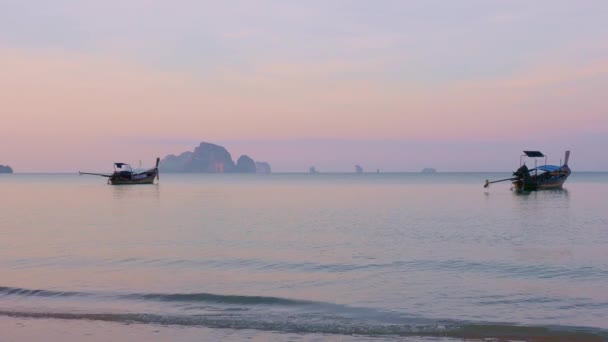 Παραδοσιακά Μακράς Ουρά Βάρκα Ηλιοβασίλεμα Στην Ταϊλάνδη — Αρχείο Βίντεο