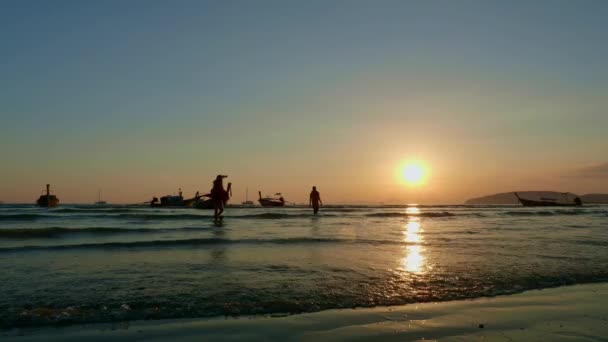 Σιλουέτα Των Ανθρώπων Στο Ηλιοβασίλεμα Παραλία Νανγκ Κράμπι Ταϊλάνδη — Αρχείο Βίντεο