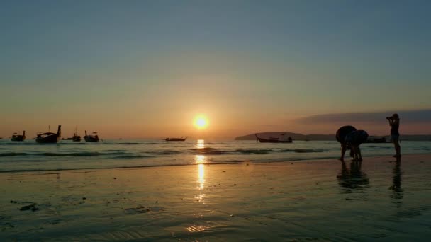 Silhouet Van Mensen Bij Zonsondergang Provincie Van Nang Krabi Thailand — Stockvideo