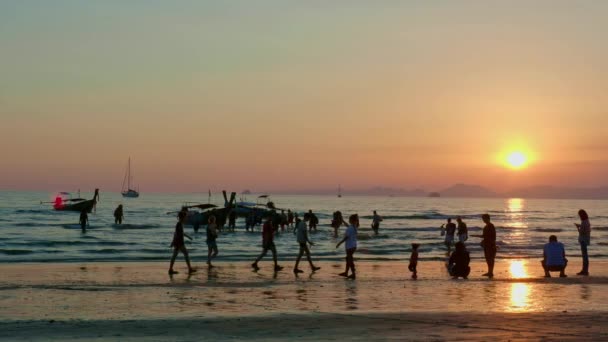 Silhouet Van Mensen Bij Zonsondergang Provincie Van Nang Krabi Thailand — Stockvideo