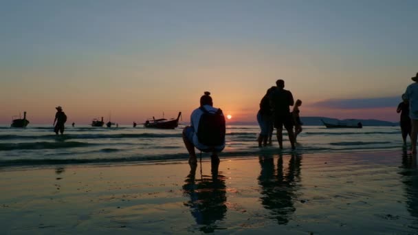 Σιλουέτα Των Ανθρώπων Στο Ηλιοβασίλεμα Παραλία Νανγκ Κράμπι Ταϊλάνδη — Αρχείο Βίντεο
