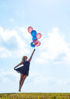 Kadın dansçı holding balonlar