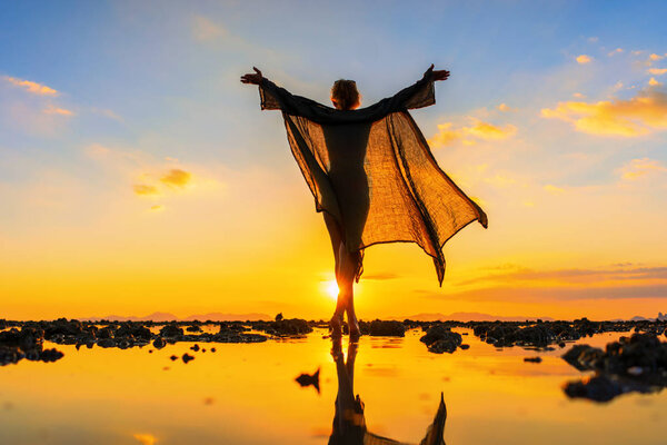 Женщина наслаждается отдыхом на трансате на тропическом пляже
 