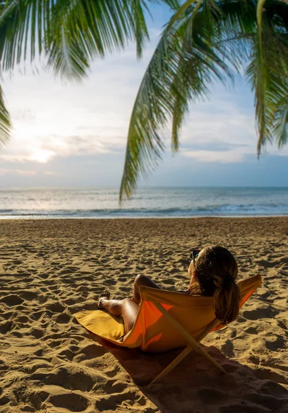 Kvinna njuter av sin semester på en transat på den tropiska stranden — Stockfoto