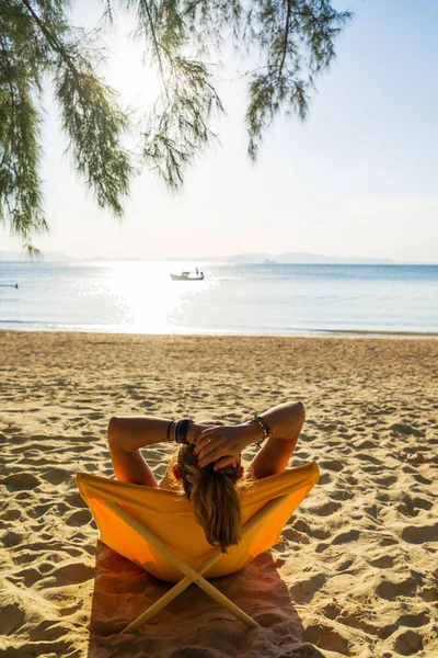 Mujer disfrutando de sus vacaciones en un tranvía en la playa tropical —  Fotos de Stock