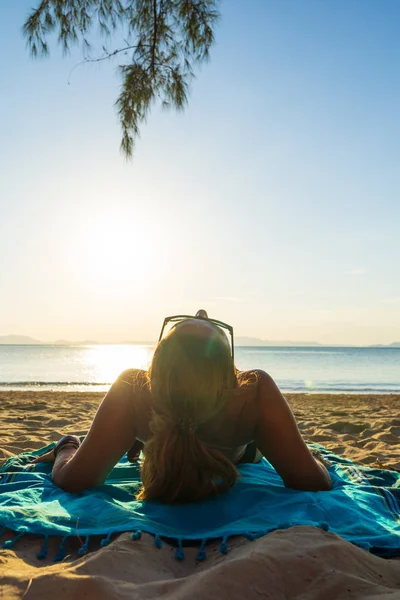 Mujer disfrutando de sus vacaciones en un tranvía en la playa tropical —  Fotos de Stock