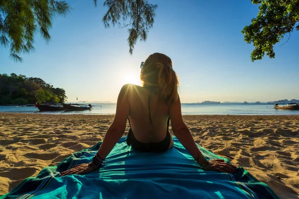 Žena si užívá dovolenou na transatu na tropické pláži — Stock fotografie