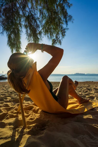 Femme profitant de ses vacances sur une transat à la plage tropicale — Photo