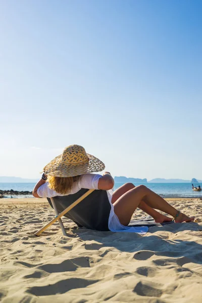 Kobieta ciesząca się wakacjami na transacie na tropikalnej plaży — Zdjęcie stockowe